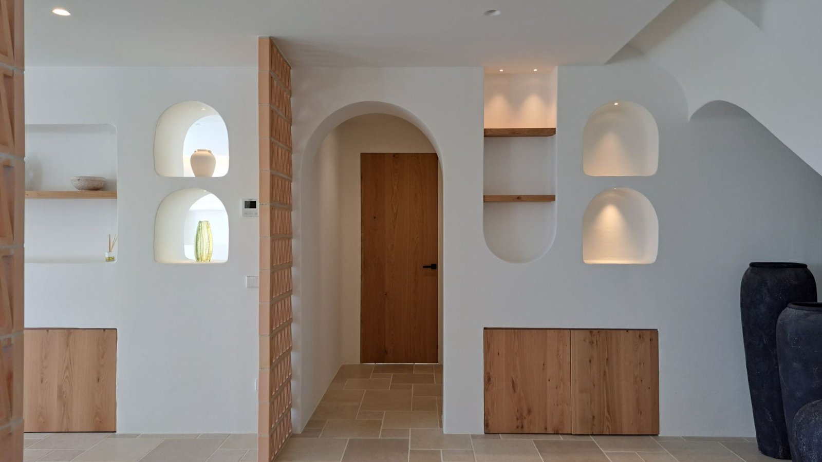 Interior of a villa for sale in Moravit, Moraira, with arches and natural wood details