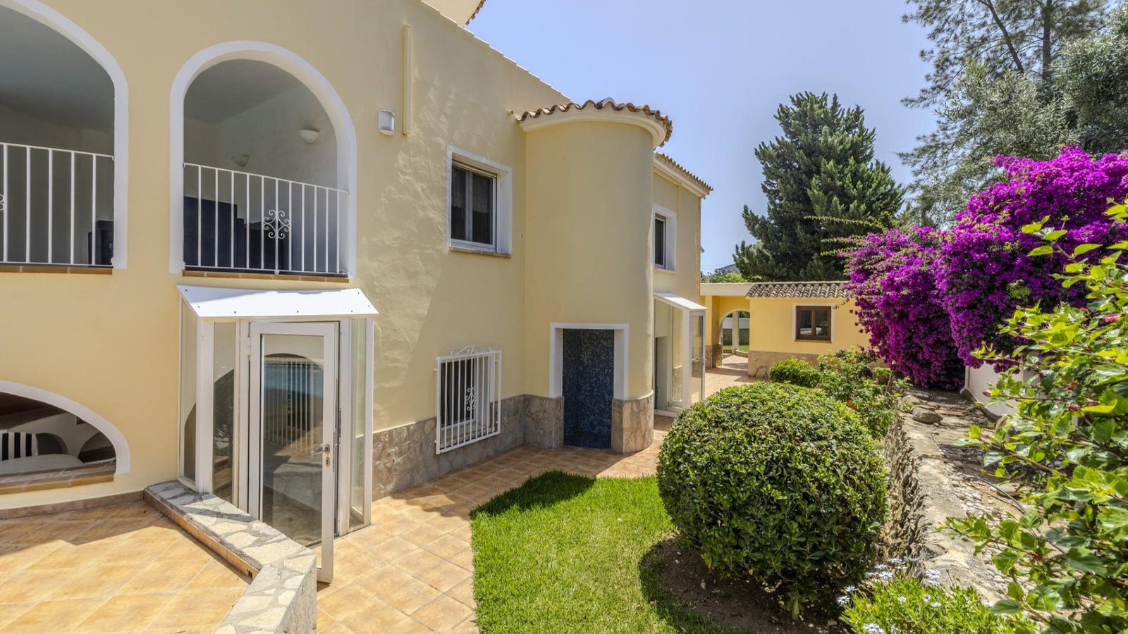 6-bedroom villa for sale in San Nicolás, Dénia, with two independent studios