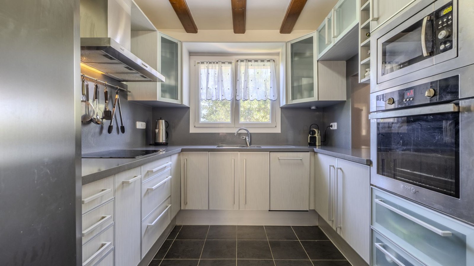 6-bedroom villa for sale in San Nicolás, Dénia, with two independent studios