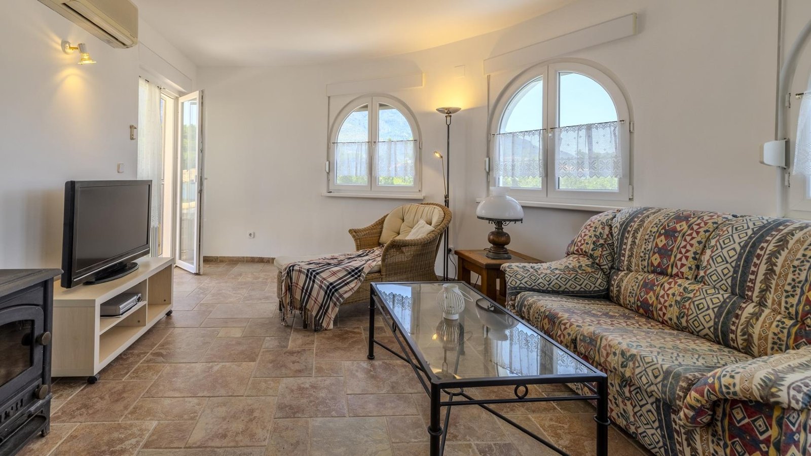 6-bedroom villa for sale in San Nicolás, Dénia, with two independent studios