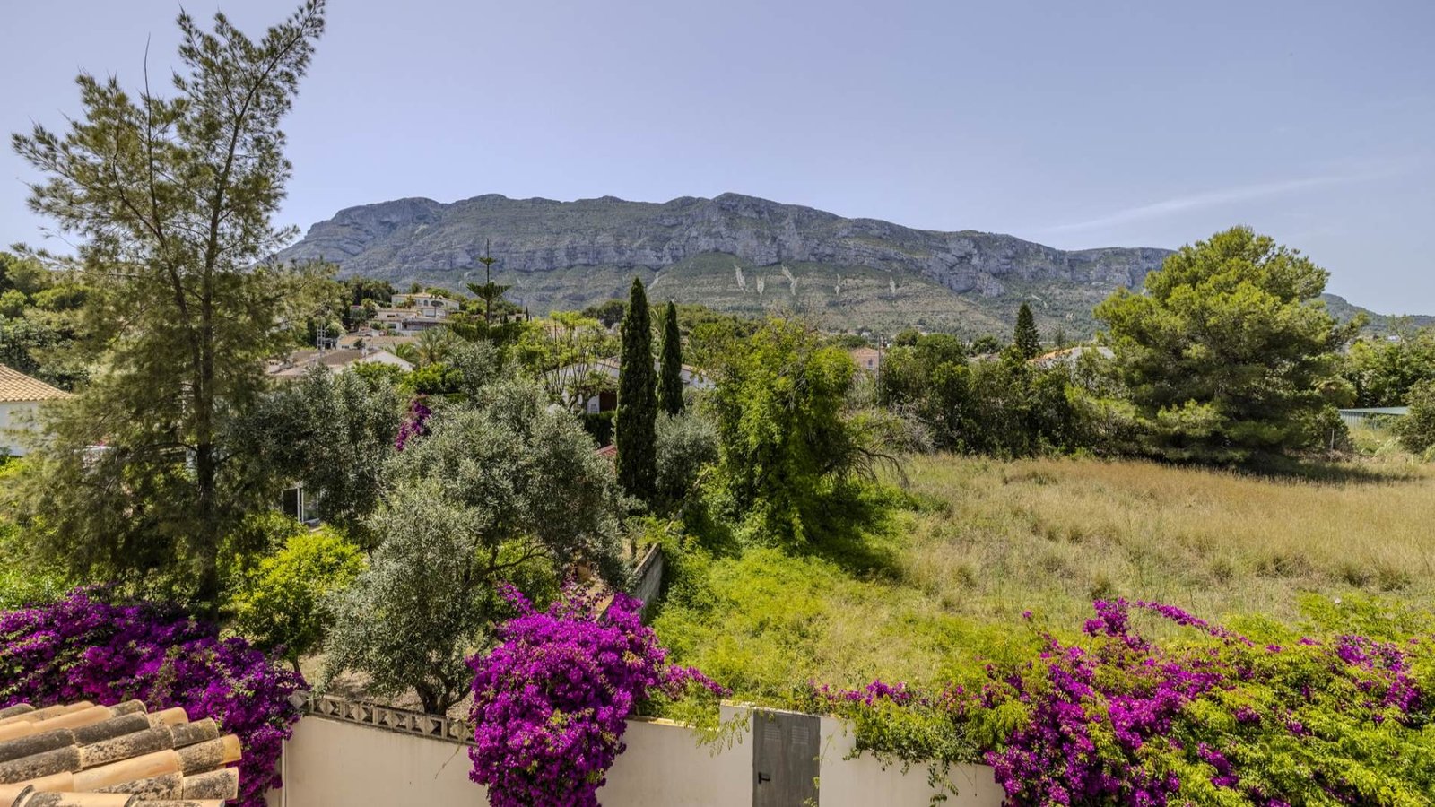 6-bedroom villa for sale in San Nicolás, Dénia, with two independent studios