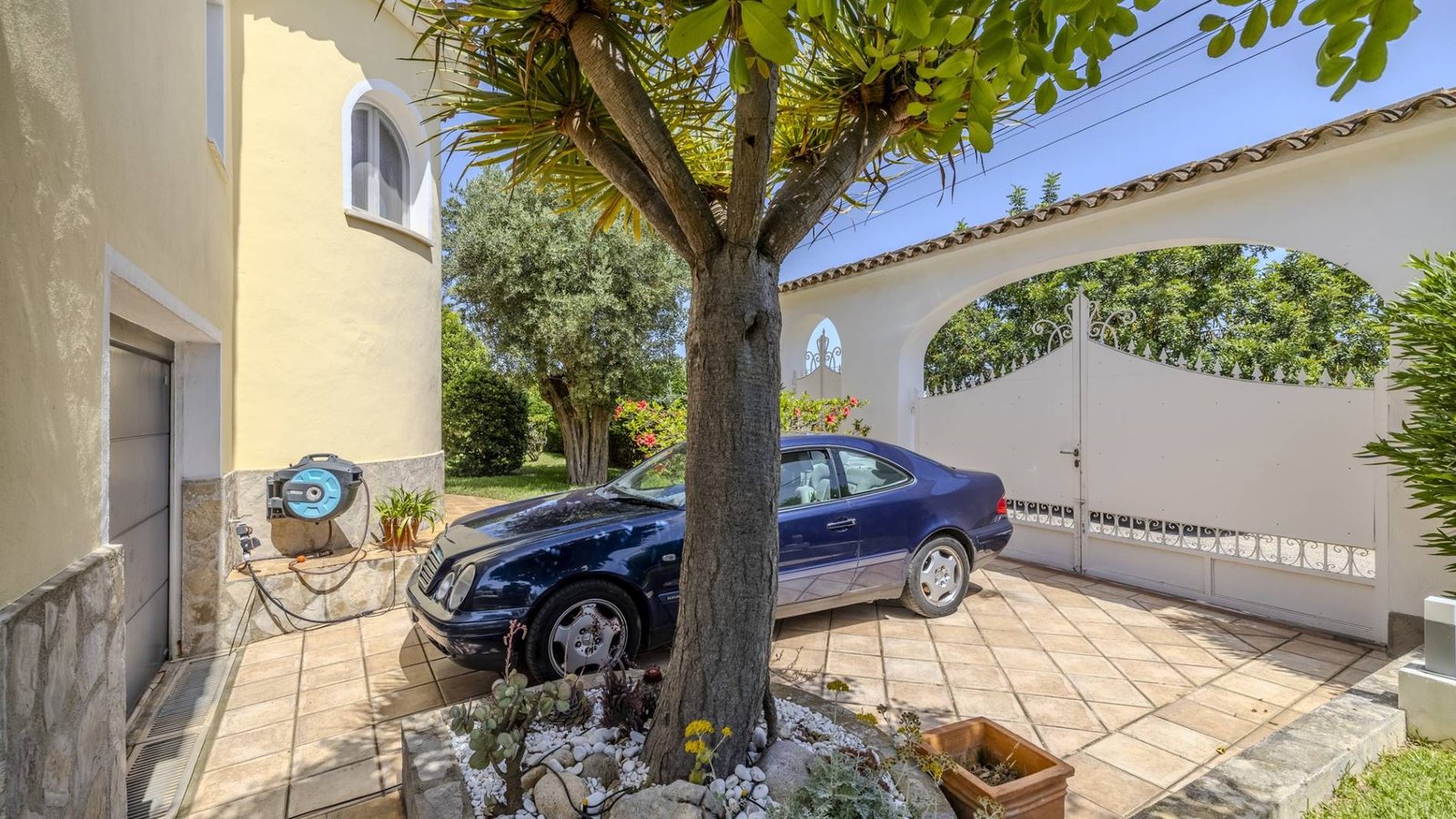 6-bedroom villa for sale in San Nicolás, Dénia, with two independent studios