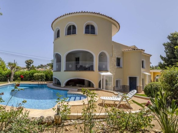 6-bedroom villa for sale in San Nicolás, Dénia, with two independent studios