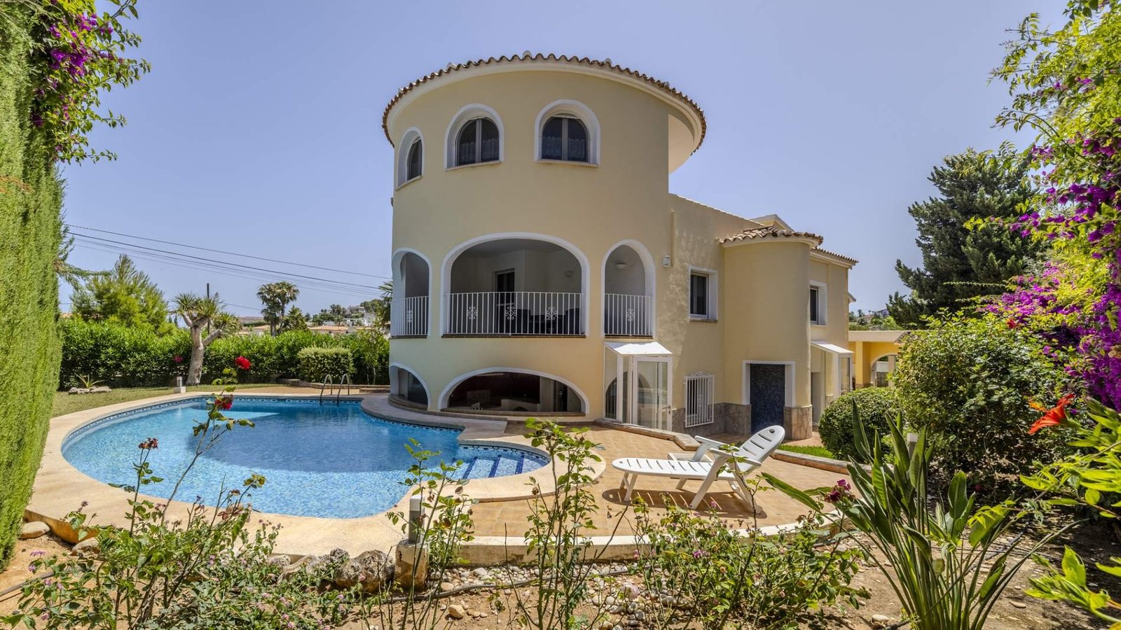 6-bedroom villa for sale in San Nicolás, Dénia, with two independent studios
