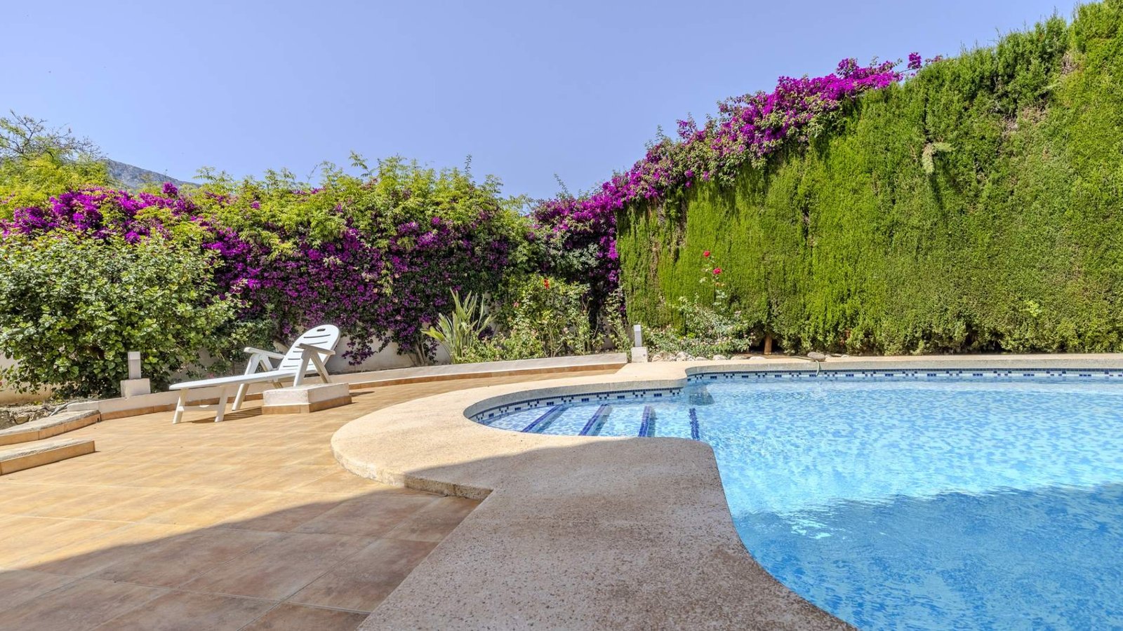 6-bedroom villa for sale in San Nicolás, Dénia, with two independent studios