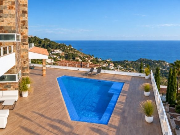 Private swimming pool and terrace overlooking the Mediterranean in Sierra de Altea