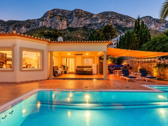 Infinity pool at a villa in El Montgó, Dénia, overlooking the Mediterranean Sea at sunset