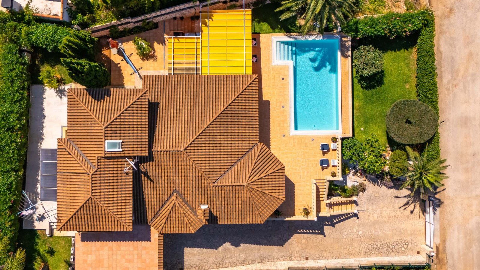 Villa for sale in El Montgó, Dénia, with infinity pool and panoramic sea views