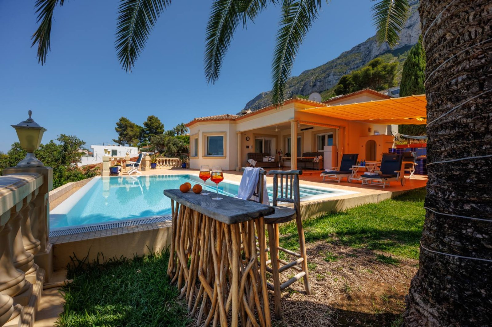 Villa for sale in El Montgó, Dénia, with infinity pool and panoramic sea views